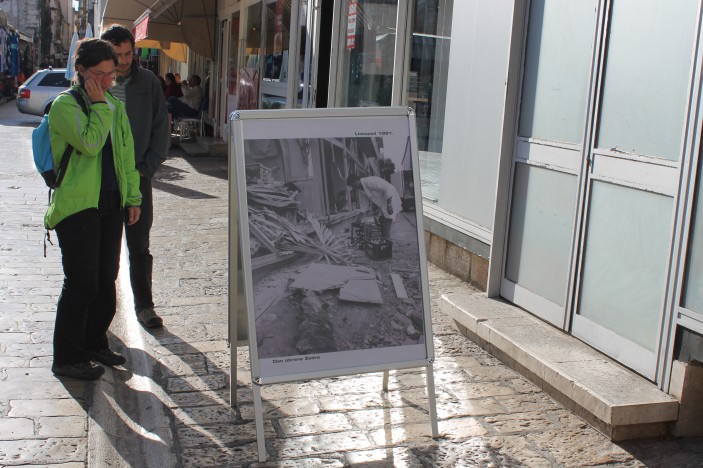 Ulična izložba fotografija ratnih stradanja Zadra u listopadu 1991.