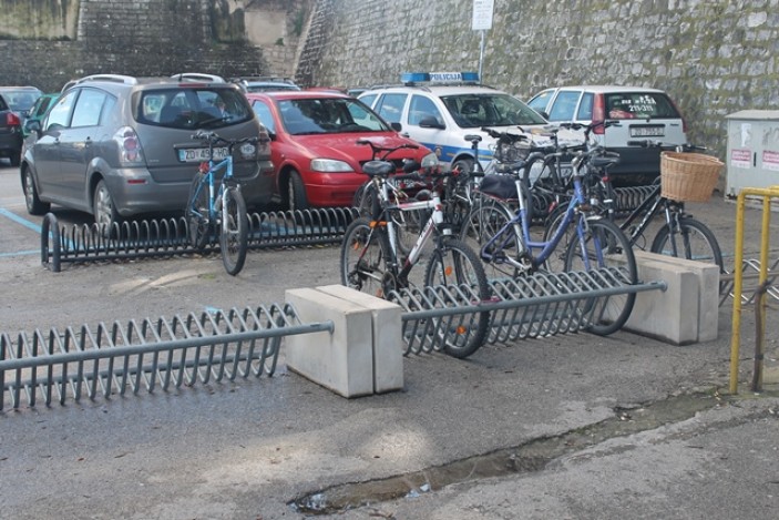 Parking za bicikle ispred Novih vrata