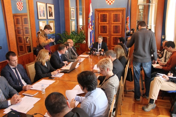 Nova rasvjeta i ugostiteljski mobilijar na Poluotoku, uskrsnice, energetska učinkovitost u zgradama, ulaganja u škole, Savjet za turizam....