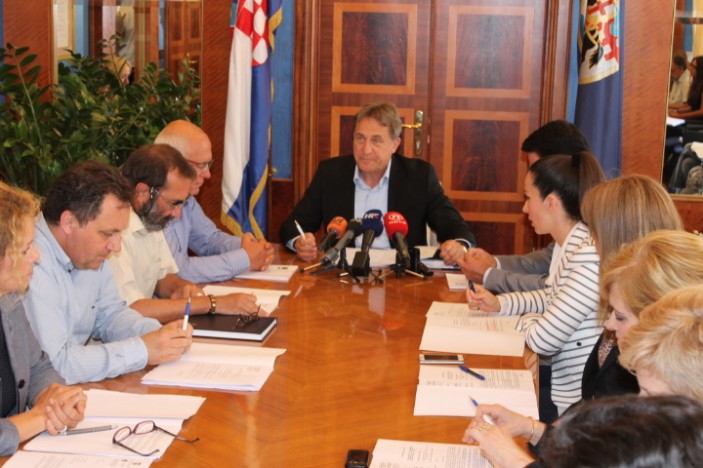 Kolegij gradonačelnika: socijalni stanovi na Crvenim kućama, produženi boravak u zadarskim školama, autotaksi prijevoz...