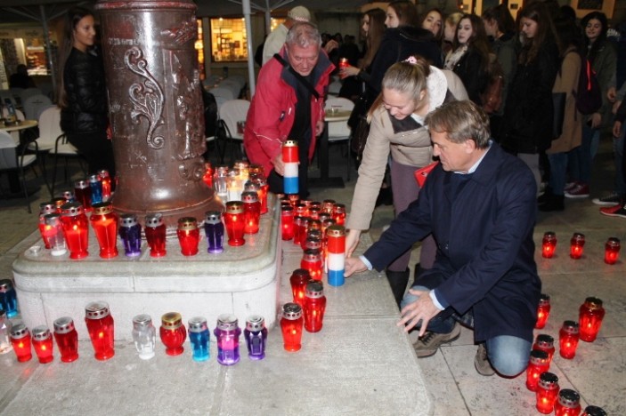 Svijeće na Narodnom trgu u spomen na žrtve Škarbnje i Vukovara
