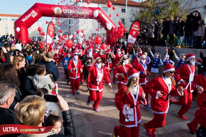 300 Djedova Božičnjaka trčalo je humanitarnu utrku!