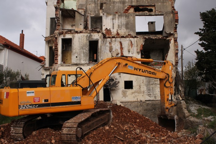 Započelo uklanjanje ruševne zgrade u Ulici Vlade Janjića Cape