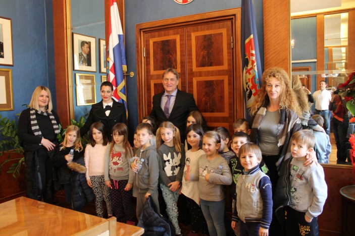 Djeca kod gradonačelnika Božidara Kalmete