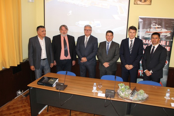 Za ribarske luke u Gaženici i Veloj Lamjani milijun i 975 tisuća kuna