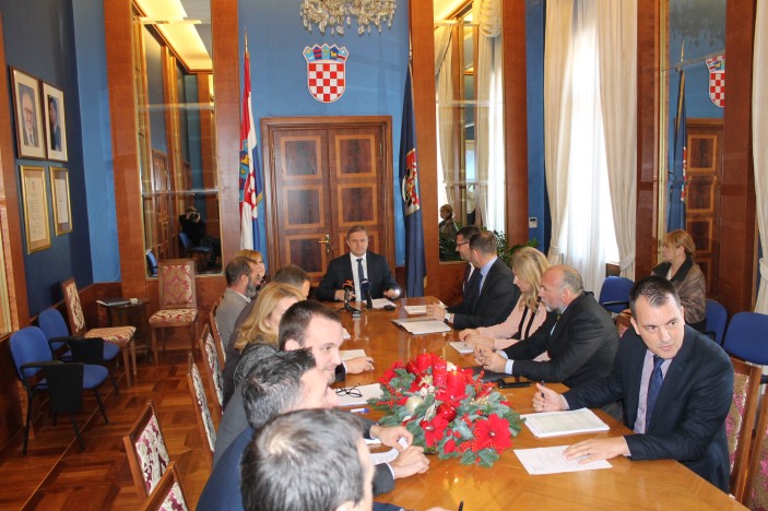 Radovi na cestama, energetska obnova obiteljskih kuća, rekonstrukcija obalnog zida u Petrčanima...