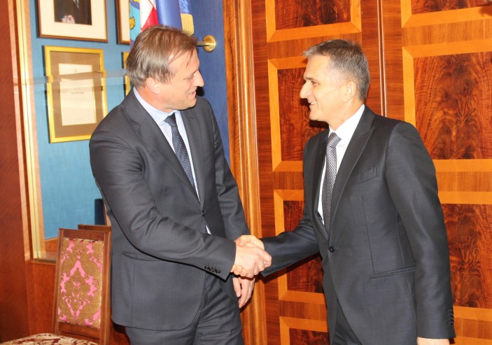 Potpisani ugovori za Centar za mlade i novo gradsko groblje