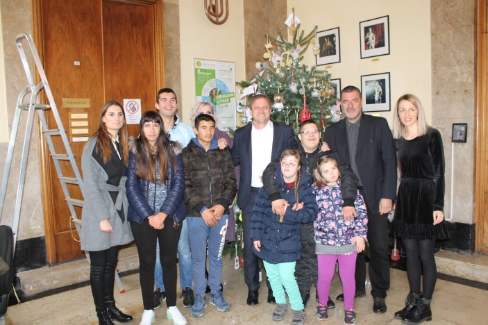 Djeca i gradonačelnik okitili jelku