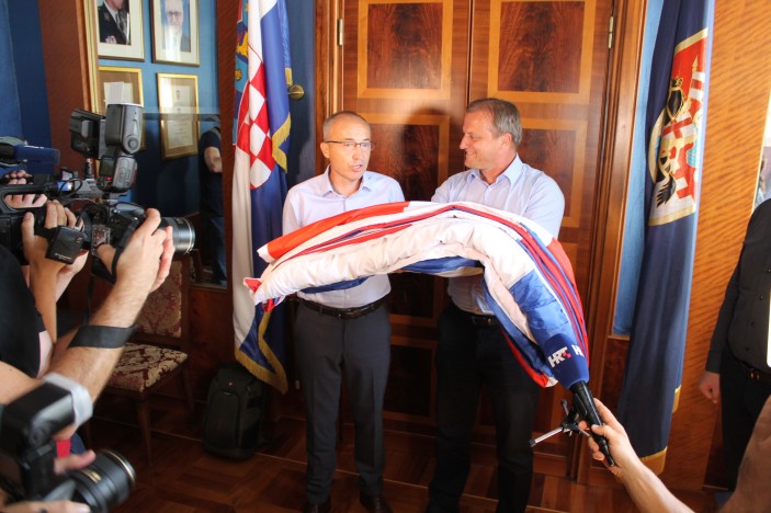 Ministar Krstičević darovao svečanu zastavu RH Gradu Zadru