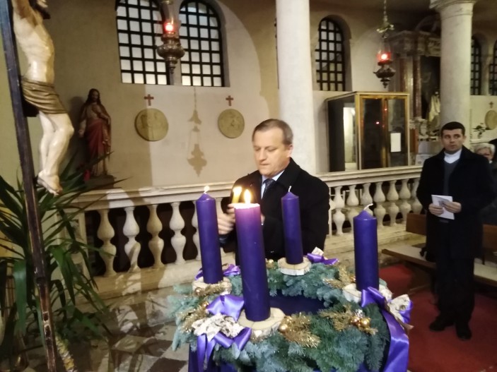 Upaljena druga adventska svijeća