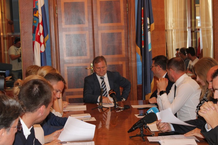 Registar imovine Grada Zadra, projektiranje POS-ovih stanova, izvršenje proračuna, pristupne ceste za groblje i Zonu Crno, novi EU projekti...