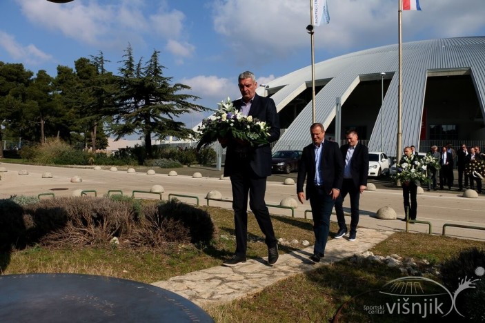 Cvijeće u spomen na Krešimira Ćosića