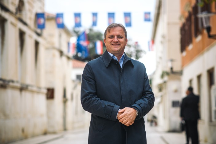 Istaknimo zastave Republike Hrvatske na svojim domovima i dostojno proslavimo Dan državnosti Republike Hrvatske!