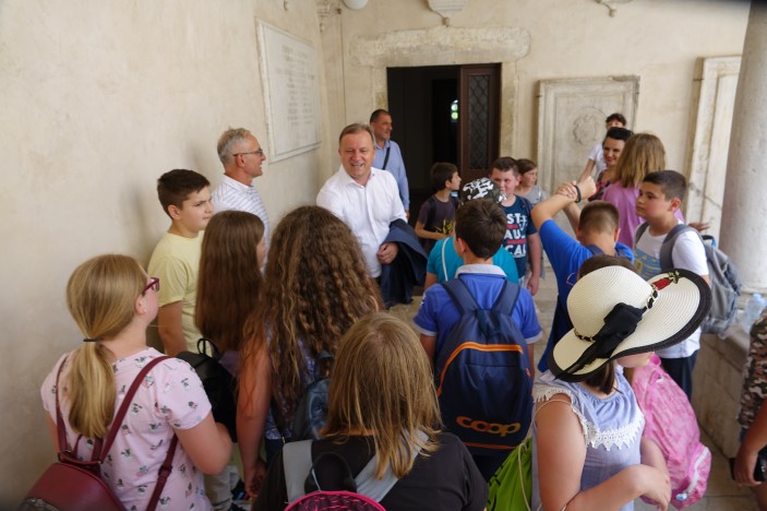 Gradonačelnik Dukić primio učenike osnovne škole iz Gline