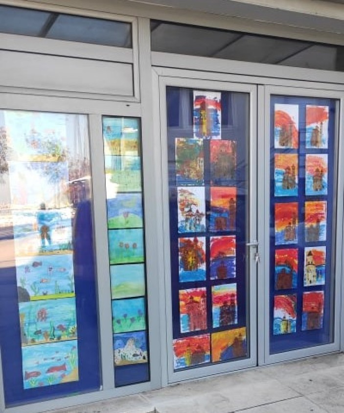 Učenici ukrasili prazne izloge