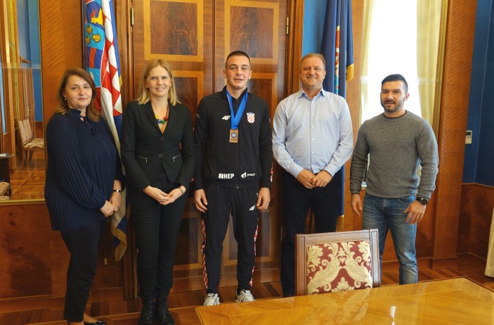 Gradonačelnik Dukić primio brončanog zadarskog hrvača, Roka Striku