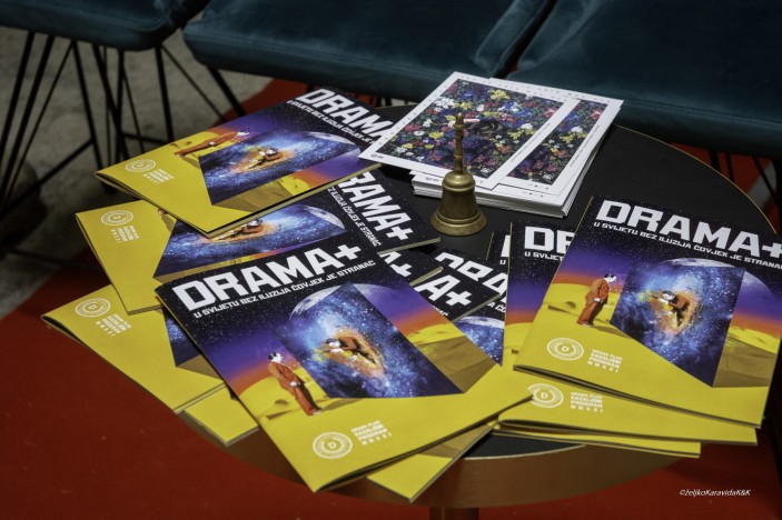 Drama plus predstavila 4. kazališni program pod nazivom "U svijetu bez iluzija čovjek je stranac"