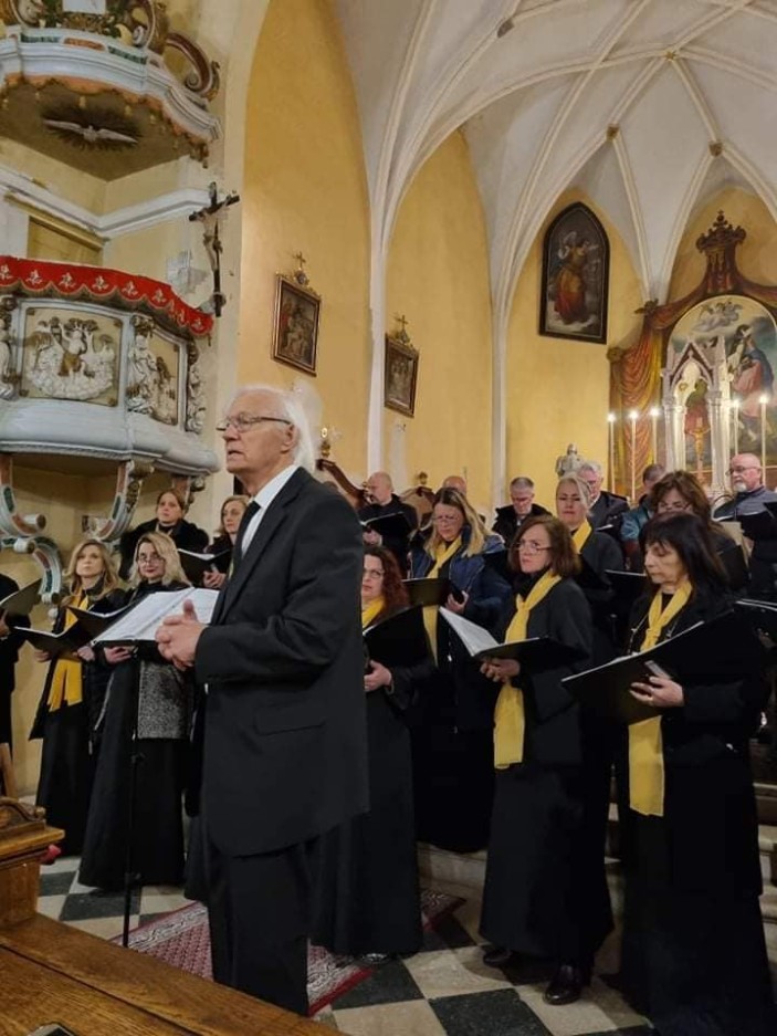 Koncert Mješovitog pjevačkog zbora ConduraCroatica Zadar pod vodstvom dirigenta Ive Nižića održao koncert u Roču