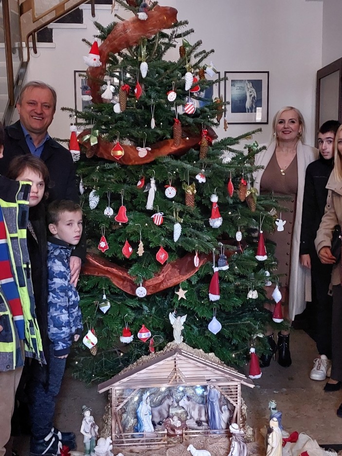 Djeca OŠ Voštarnica okitila jelku