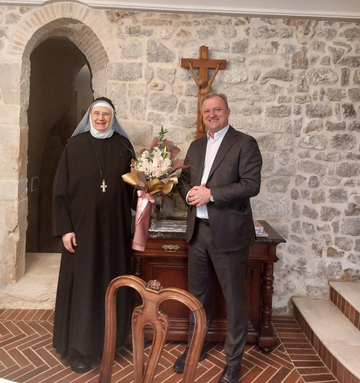 Gradonačelnik sa suradnicima čestitao blagdan svete Stošije i imendan Časnoj majci Anastaziji Čizmin i sestrama u benediktinskom samostanu sv. Marije u Zadru