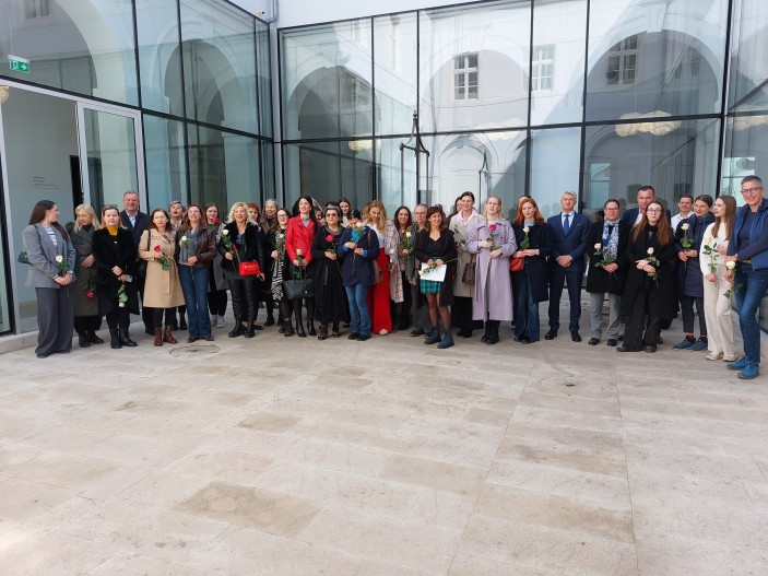 Ruže za žene u kulturi