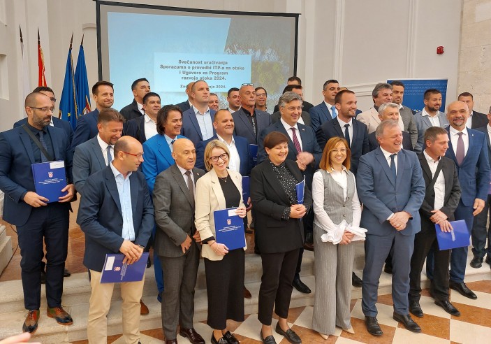 Gradu Zadru uručena dva ugovora za otoke